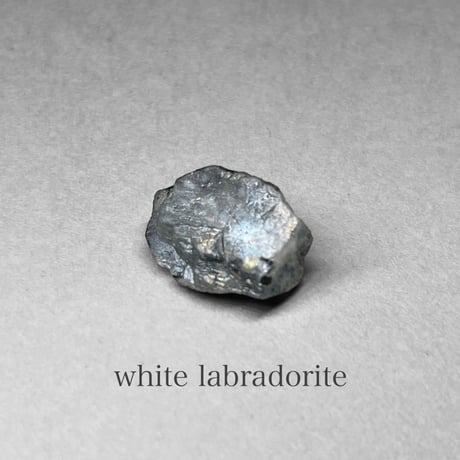 white labradorite：biotite / ホワイトラブラドライト：バイオタイト(黒雲母)