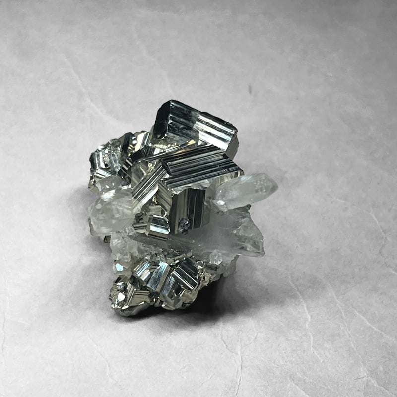 crystal cluster with pyrite / 水晶クラスターパイライト共生 B