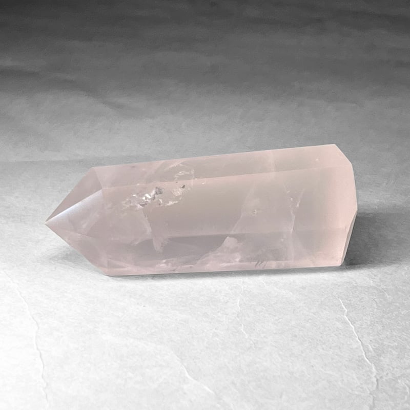 rose quartz point / ローズクォーツポイント A ( レインボーあり ) |