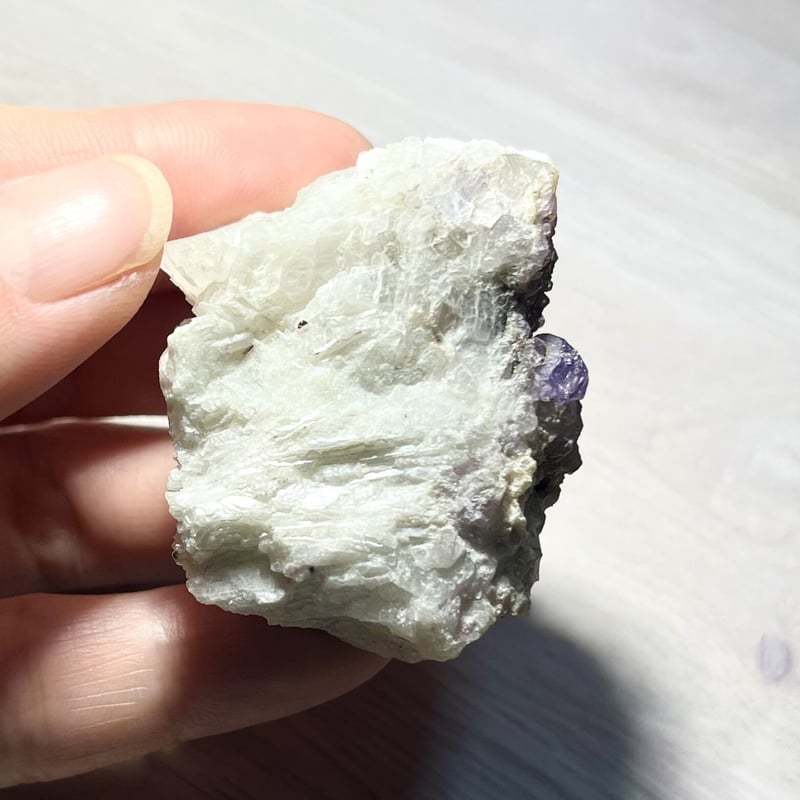 鉱物標本 パープルアパタイト フッ素燐灰石 アフガニスタン産 母岩付き