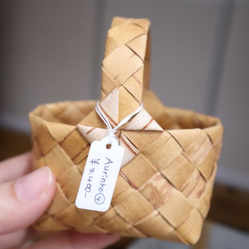 白樺の小さなかご