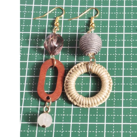 木とアクリルとボールのピアス