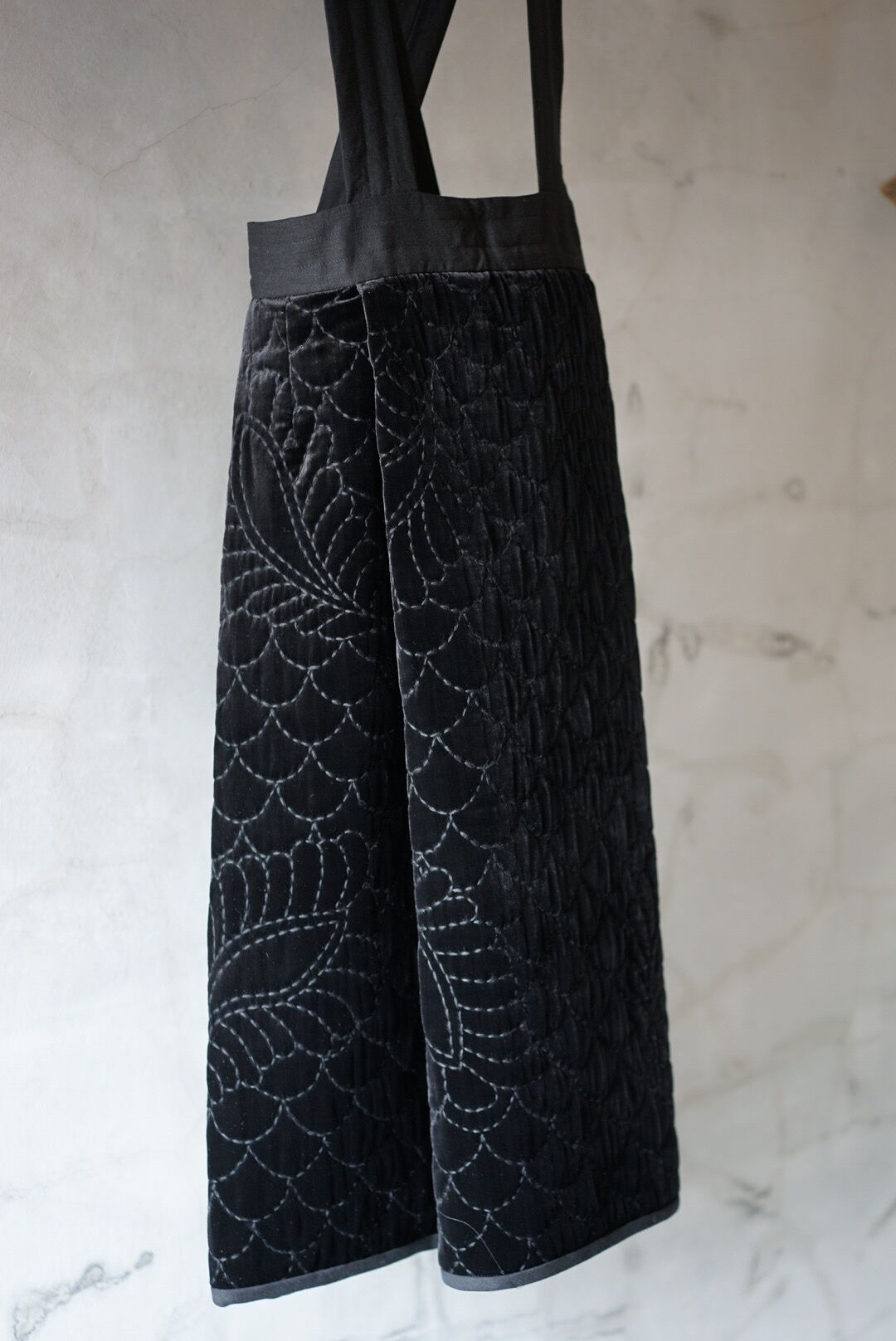 TOWAVASE ベルベット刺繍キルトエプロン/Black | Linen+room / Linne