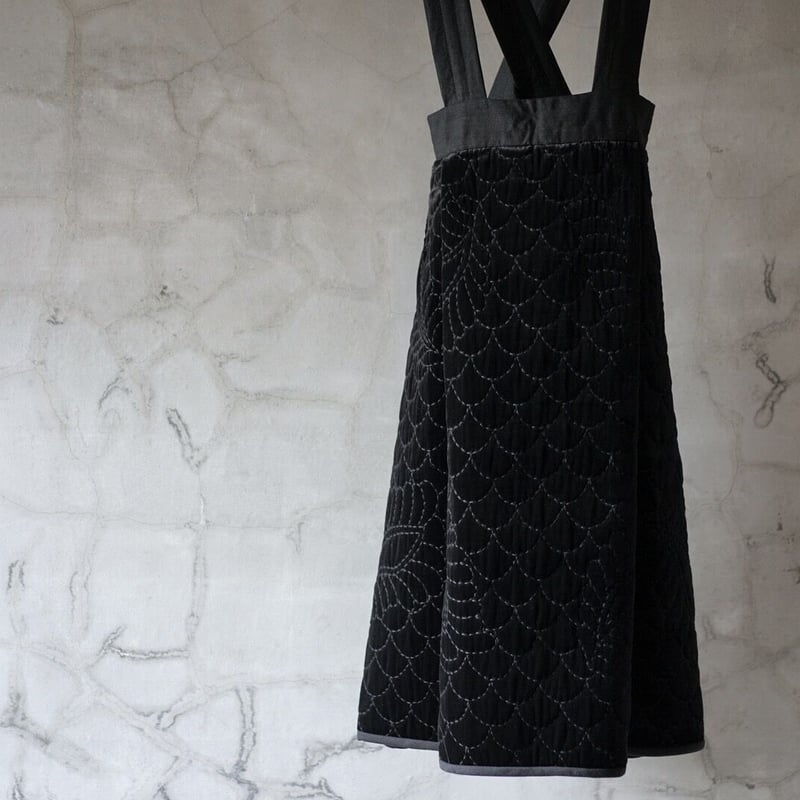 TOWAVASE ベルベット刺繍キルトエプロン/Black | Linen+room / Linne