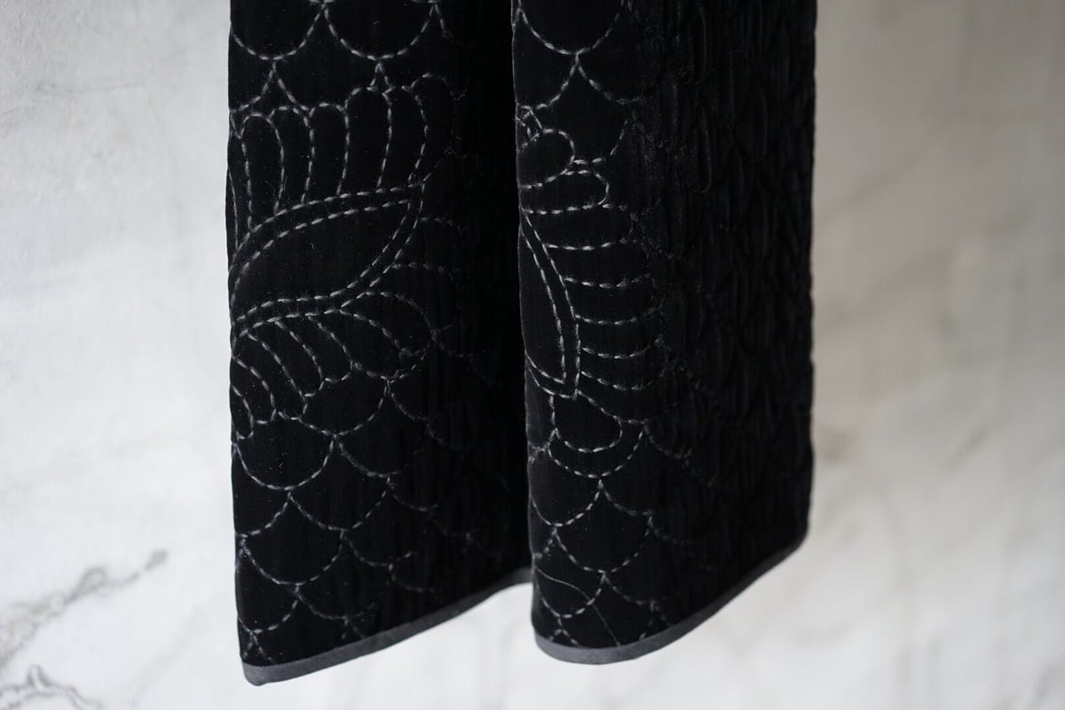 TOWAVASE ベルベット刺繍キルトエプロン/Black | Linen+room / Linne