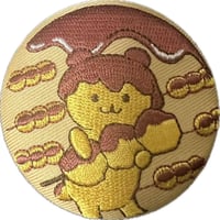 ポテくまくんぷめるちゃん刺繍缶バッジ【味噌ポテトを抱っこ】