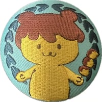 ポテくまくんぷめるちゃん刺繍缶バッジ【味噌ポテトを持つ】