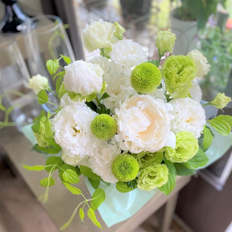 ホワイトカラーのアレンジメントブーケ Whiteフラワーアレンジメント Mサイズ | iichi 日々の暮らしを