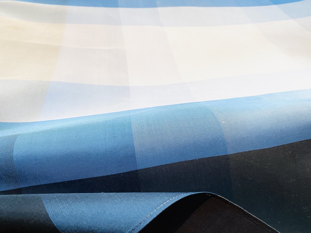 生絹ふろしき 楽天市場】1点限り 正絹 風呂敷 中巾6号 金銀彩若松 ヒワ