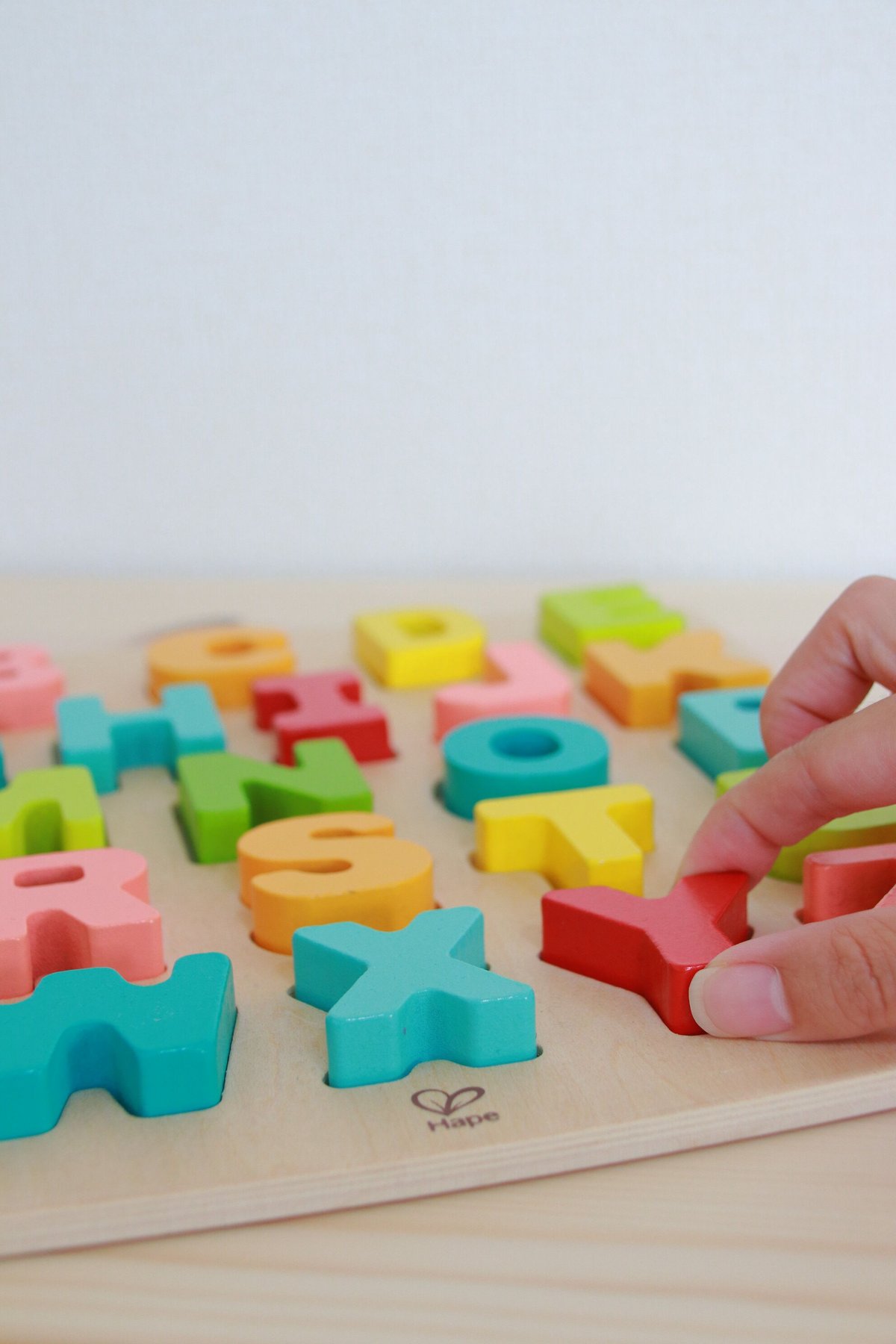 Hape 木製アルファベット大文字、小文字と数字パズル アルファベットパズル【HAPE】 | 木のおもちゃ 虹と木