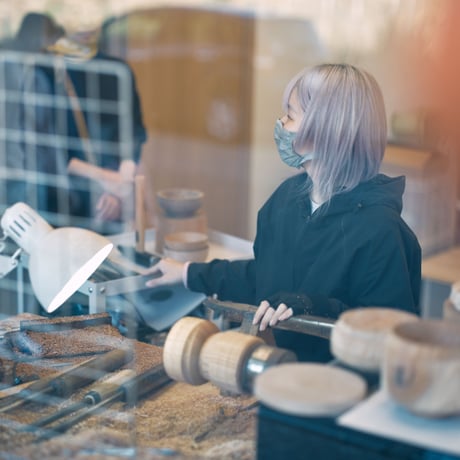 【催行決定：SOLD OUT】1500年受け継がれる伝統と新しい技 漆琳堂・滝製紙所見学ツアー