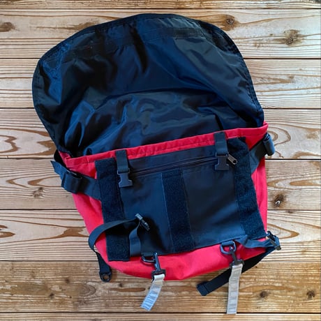 PAC DESIGNS street slim messenger bag