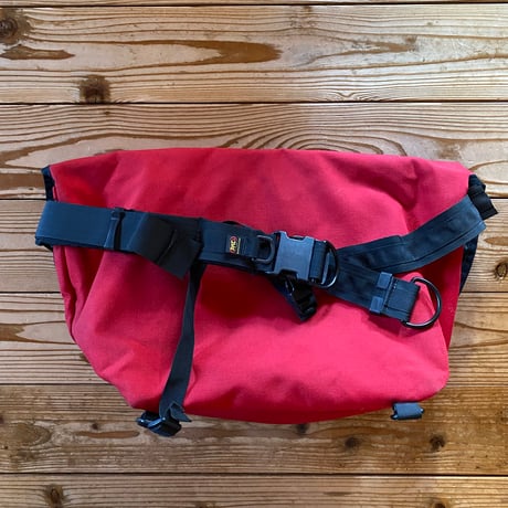 PAC DESIGNS street slim messenger bag