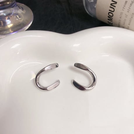 silver Uピアス