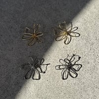 お花透かしピアス