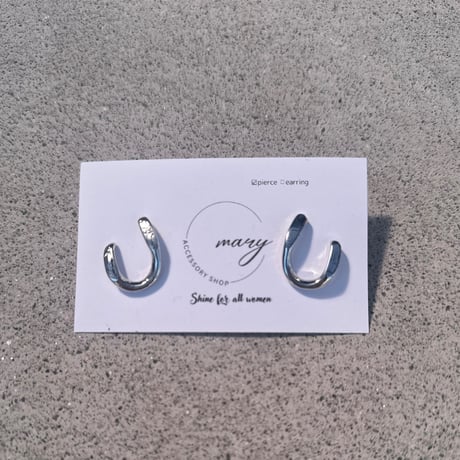 silver Uピアス