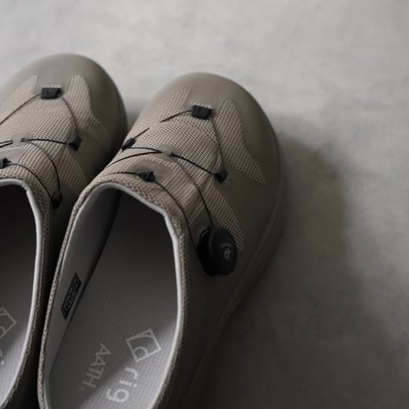 Bendera / Warm Grey