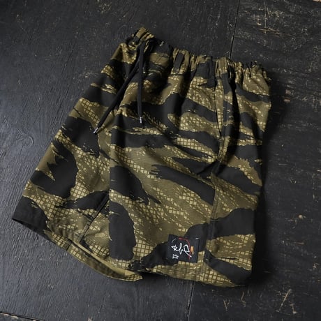 Willow Pants × globule mag. P-030 Night Tiger Camo Short