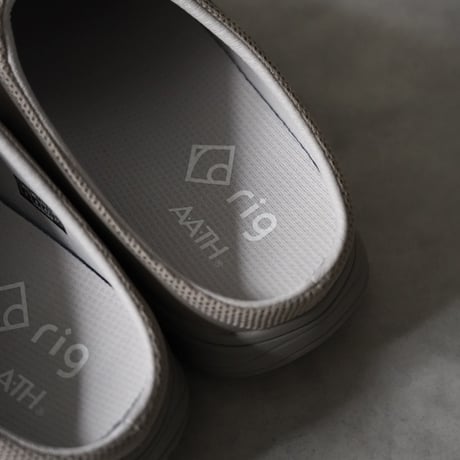 Bendera / Warm Grey