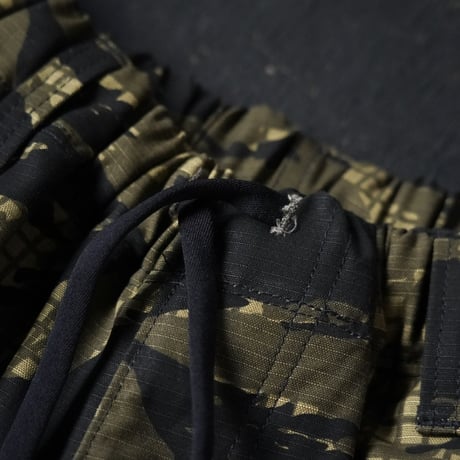 Willow Pants × globule mag. P-030 Night Tiger Camo Short