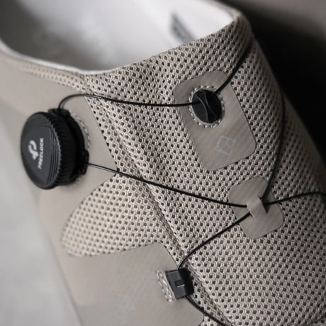 Bendera / Warm Grey