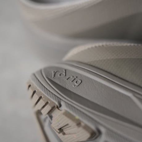 Bendera / Warm Grey