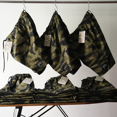 Willow Pants × globule mag. P-030 Night Tiger Camo Short