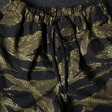Willow Pants × globule mag. P-030 Night Tiger Camo Short