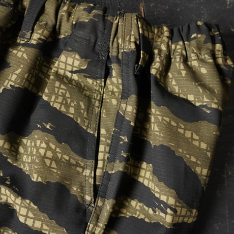 Willow Pants × globule mag. P-030 Night Tiger Camo Short