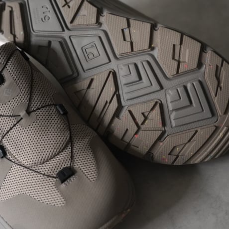 Bendera / Warm Grey
