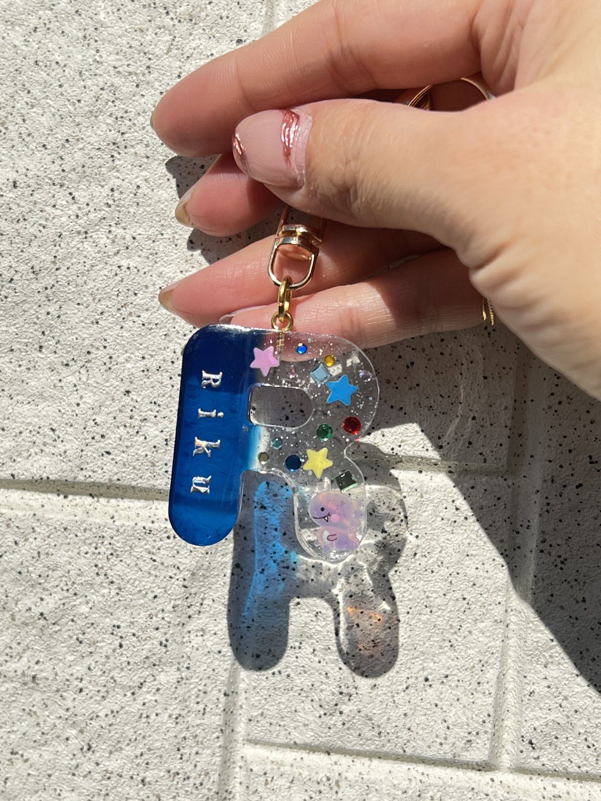 バイカラーイニシャルキーホルダー ビビット | handmade shop Ray バイカラーイニシャルキーホルダー ビビット | handmade shop Ray