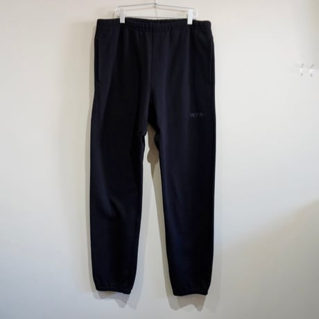 serve emb. sweat pant black