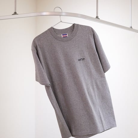 serve emb. T-shirt　Gray（Black 刺繍）