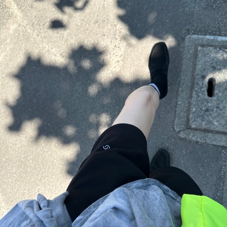 serve logo mark emb. sweat shorts  black