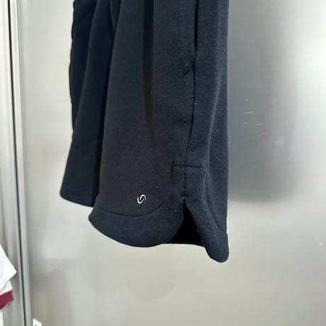 serve logo mark emb. sweat shorts  black