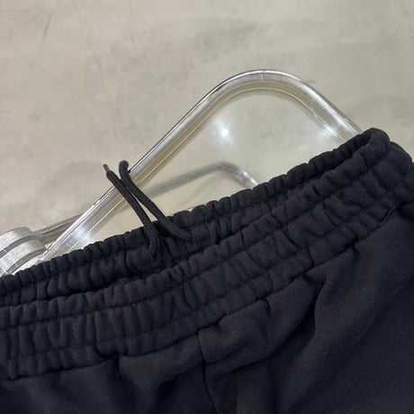 serve logo mark emb. sweat shorts  black