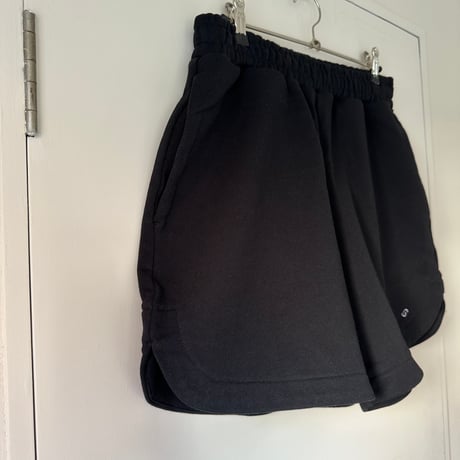 serve logo mark emb. sweat shorts  black