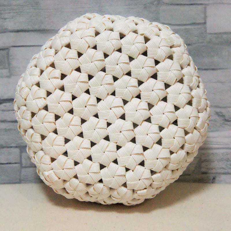 花結び編みのカゴ】クラフトバンド おしゃれなインテリア雑貨 ≪しろ