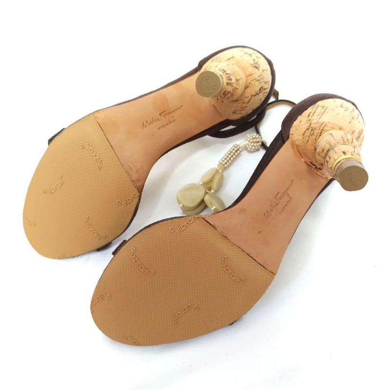 フェラガモ【Ferragamo】揺れるアクセサリー♡パール サンダル