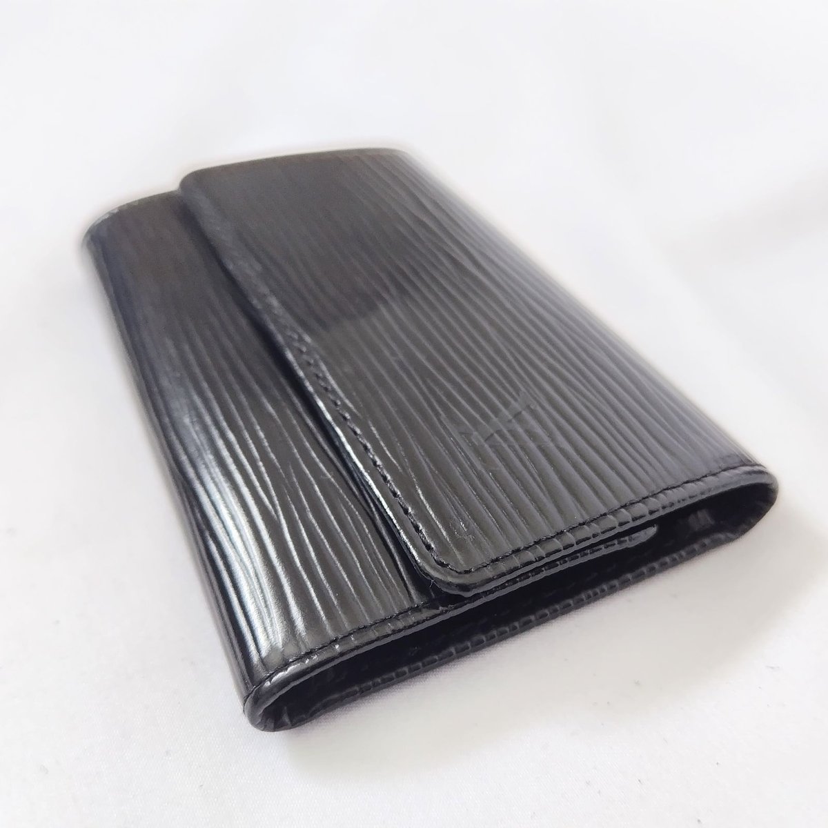 美品 LOUIS VUITTON【ルイヴィトン】エピ 6連キーケース 黒 美品 LOUIS VUITTON【ルイヴィトン】エピ 6連キーケース 黒