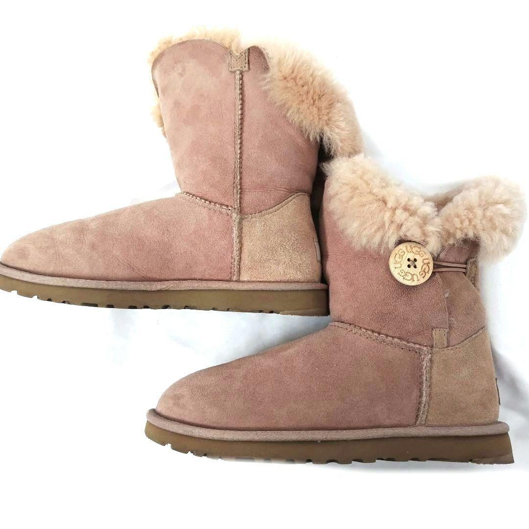 当社の 美品UGG【アグ】ムートンブーツ ピンクベージュ ベイリーボタン 靴