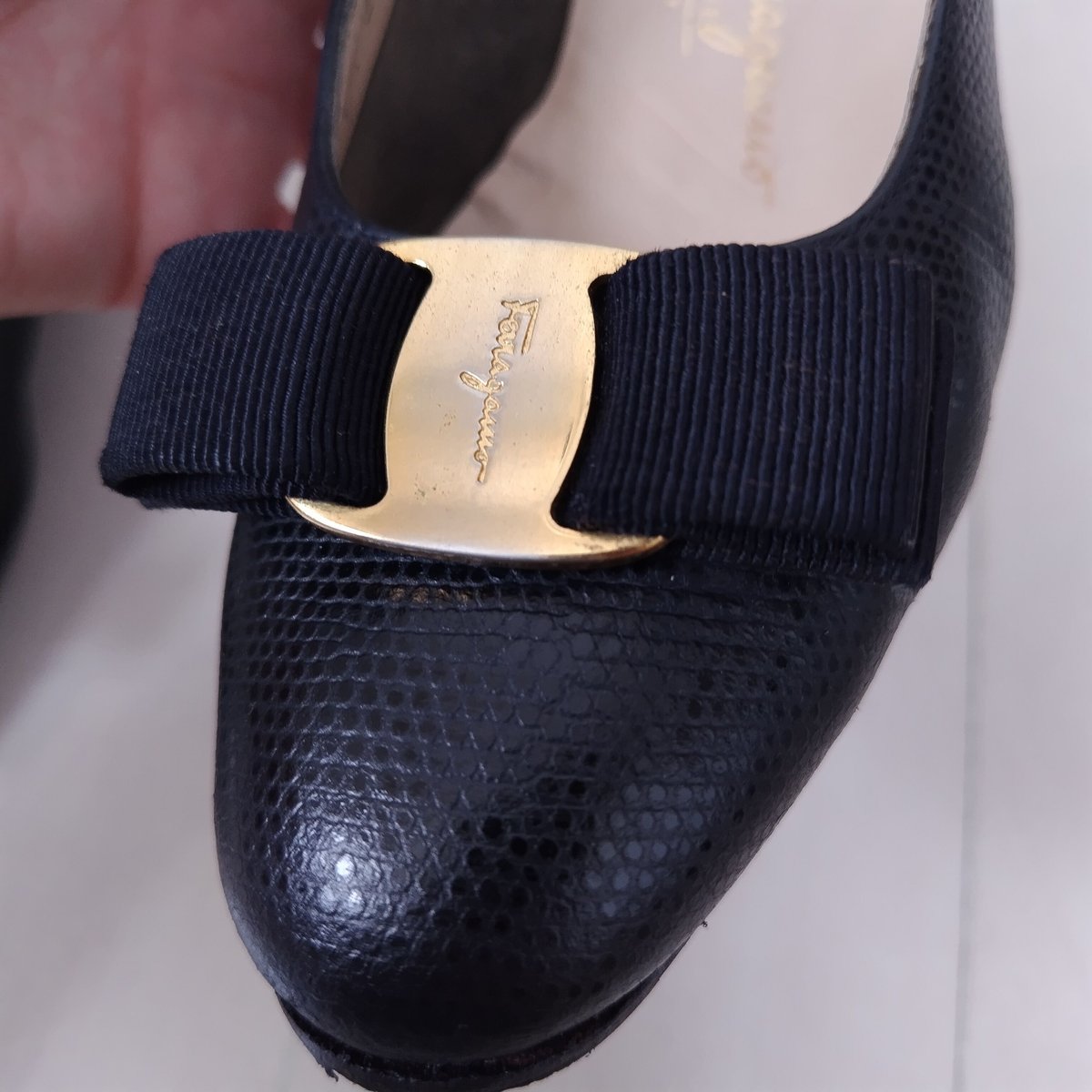 フェラガモ【Ferragamo】ヴァラ リザード型押し パンプス 紺 22㎝