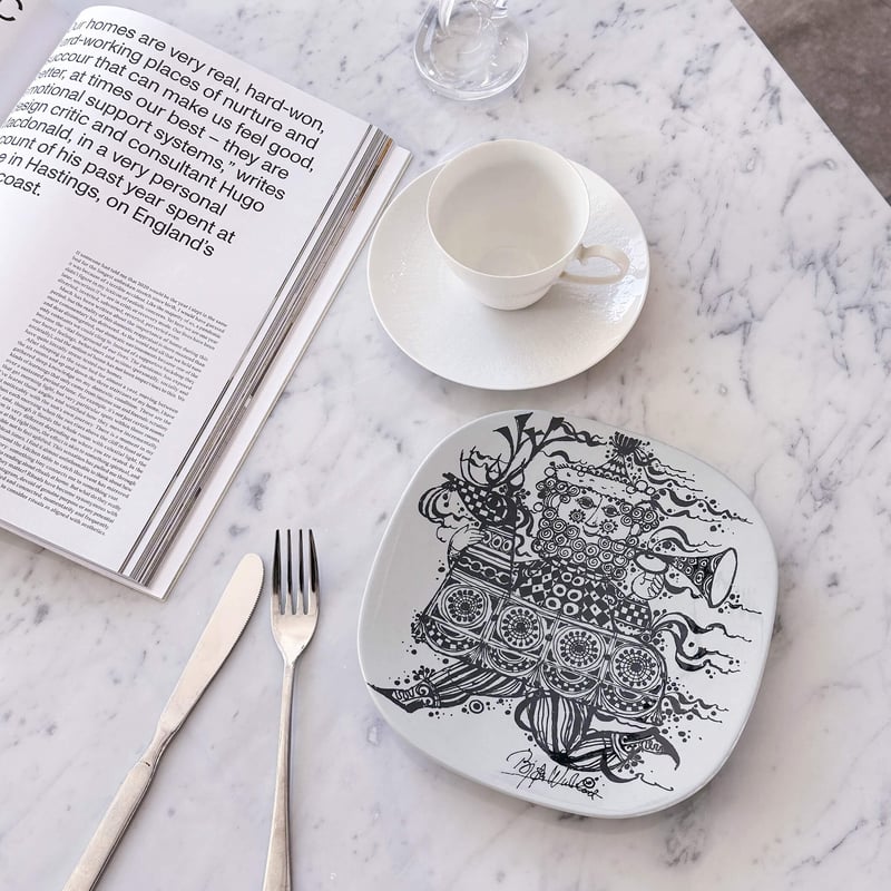 幻想的なイラストが人を惹きつける。店じまいの間際に見つけた運命的な