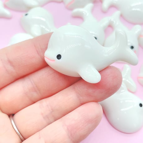 Ｎｏ.1057  大きめ  デカイ  シロイルカ デコパーツ