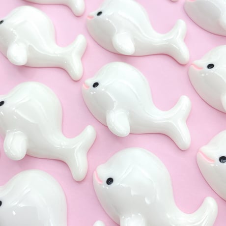 Ｎｏ.1057  大きめ  デカイ  シロイルカ デコパーツ