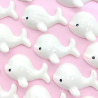 Ｎｏ.1057  大きめ  デカイ  シロイルカ デコパーツ