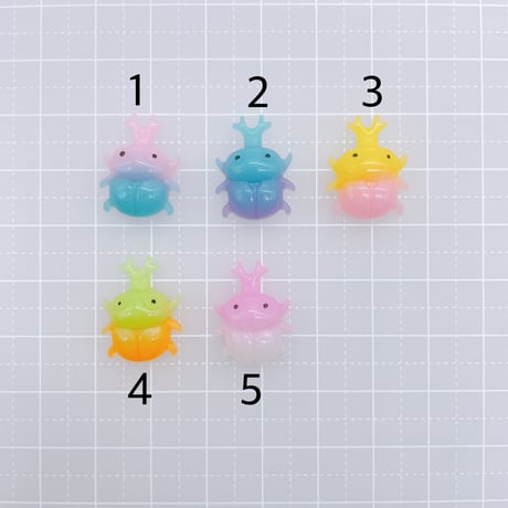 Ｎｏ．923   カブトムシ  虫   デコパーツ