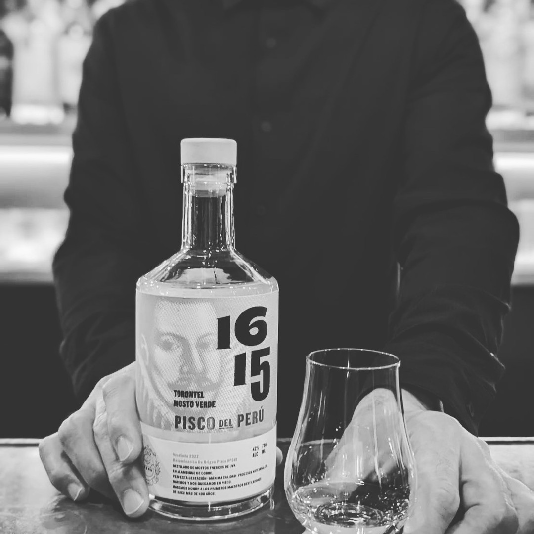 ペルーの酒、本皮ラッピング、手描きボトル、Quebranta Pisco ペルーの酒、本皮ラッピング、手描きボトル、Quebranta Pisco