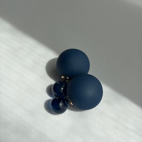 ネイビーブルー　ボールピアス