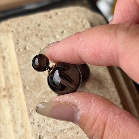 スモーキーブラック　ボールピアス